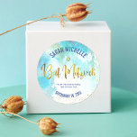 Adesivo Bat Mitzvah Gold Foil Script, Turquoise Watercolor<br><div class="desc">Tenha orgulho, alegria e comemore este marco do seu Bat Mitzvah favorito! Use este espantoso, moderno, falso papel de ouro cintilante, roteiro manuscrito, Estrela de David e minúsculos pontos contra um adesivo azul-turquesa de fundo d'água para adicionar a seu dia especial. Personalize o texto personalizado com seu nome e data...</div>