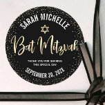 Adesivo Bat Mitzvah Moderno Dourado Preto Folha Brilho Scr<br><div class="desc">Sinta-se orgulhoso, alegre e celebre esse marco da sua Bat Mitzvah favorita sempre que usar esse adesivo sofisticado e personalizado! Uma escrita à mão em falso folheado dourado brilhante, uma Estrela de Davi e pontinhos de purpurina de confete, com tipografia sans serif branca e negrita, sobre um fundo preto dramático...</div>