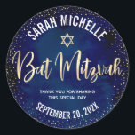 Adesivo Bat Mitzvah Moderno Marinho Azul Dourado Script de<br><div class="desc">Tenha orgulho, alegria e comemore este marco do seu Bat Mitzvah favorito sempre que você usa este adesivo sofisticado e personalizado! Folha esparsa de ouro esparsa escrita à mão, uma Estrela de David e minúsculos pontos brilhantes de confetti, com tipografia ousada, branca sans serif, sobrepõem um sofisticado e dramático fundo...</div>