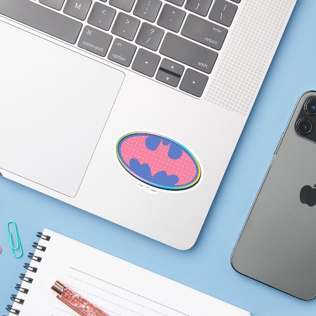 Adesivo Batman | Logotipo de Bolinhas rosa (Notebook com iPhone)