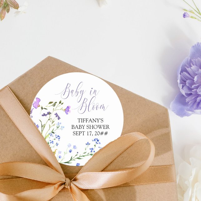 Adesivo Bebê em Chá de fraldas de flor selvagem roxa de sa (Baby in Bloom baby shower sticker from my Purple Wildflower Collection.)