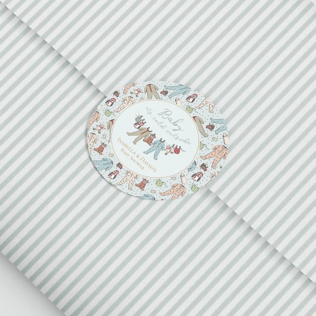 Adesivo Bebê Está Frio Fora do Chá de fraldas de inverno (Cute Christmas Baby Shower Baby It's Cold Outside Favor Sticker in Baby Blue. Holiday Pajamas)