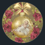 Adesivo Bebê Jesus em Manger Christmas Floral Wreath<br><div class="desc">Imagem católica tradicional do bebê Jesus em um Enfeites de natal com uma coroa de Natal ao fundo.</div>