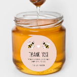 Adesivo Bebê rosa pálido para ser agradeço seu Chá<br><div class="desc">Ideal para um chá de fraldas temático de abelhas ou como parte de um favor de mel,  este adesivo de etiqueta de presente apresenta um par de ilustrações doçamente rústicas de abelhas com coração e fácil de personalizar texto em um fundo rosa-bebê moderno e doce.</div>