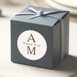 Adesivo bege elegante, iniciais modernas, obrigado de casa<br><div class="desc">Estes adesivos de casamento adicionam um toque personalizado ao seu dia especial com seu design elegante e simples. Apresentando as iniciais da noiva e do noivo em uma fonte moderna e minimalista, esses adesivos complementam sem esforço qualquer tema de casamento e são adequados para todas as estações. As iniciais da...</div>