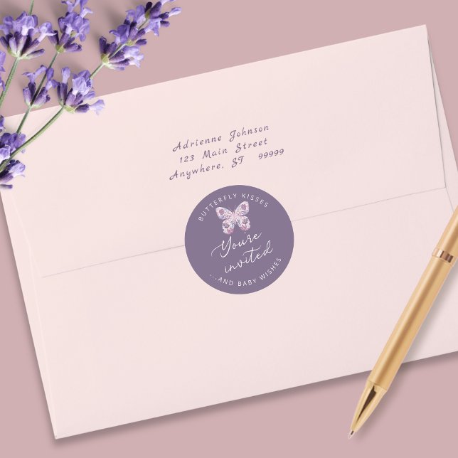 Adesivo Beijos borboletas + Bebê deseja envelopes roxos (Shown as a small 1-1/2" round sticker on an A7 envelope)