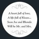 Adesivo Beijos Em Breve Para Ser O Sr. Sra. Chá de panela<br><div class="desc">Este encantador,  em breve,  ser o Sr. e a Sra. adesiva redonda apresenta um poema querido personalizado com os nomes da noiva e do noivo. Este seria um adesivo perfeito para destacar uma caixa de favor segurando Hershey Kisses. Produtos correspondentes disponíveis.</div>