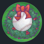 Adesivo Beisebol na Wreath de Natal<br><div class="desc">Beisebol em ornamentos Festivos Holly Wreath, presentes e decorações divertidas apresentam nossa arte original de Baseball decretada para o dentro de feriados uma coroa verde holly com um arco vermelho brilhante e um fundo verde texturizado. Esta divertida bola de esporte decorada em feriado é perfeita para qualquer um que adora...</div>