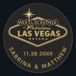 Adesivo Bem-vindo a Vegas Sign Black com Dourado<br><div class="desc">Favor adesivo ou selo de envelope com o Sinal "Bem-vindo à Fabulosa Las Vegas" em folha de ouro falso. Clique em PERSONALIZAR AINDA para alterar a cor do plano de fundo,  a fonte e a cor do texto.</div>