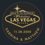 Adesivo Bem-vindo a Vegas Sign Black com Dourado<br><div class="desc">Favor adesivo ou selo de envelope com o Sinal "Bem-vindo à Fabulosa Las Vegas" em folha de ouro falso. Clique em PERSONALIZAR AINDA para alterar a cor do plano de fundo,  a fonte e a cor do texto.</div>