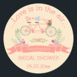 Adesivo Bicicleta Tandem, Aves e Chá de panela de Banner<br><div class="desc">Etiquetas personalizadas de chá de panela de bicicleta, que podem ser usadas para colar em presentes para favoritos para festas ou como selos de envelopes. Elegante, romântico, personalizado, adesivos chá de panela com modelo de uma bicicleta tandem rosa-giro com uma cesta de flores bonito e coloridas, e pássaros brancos, cor-de-rosa...</div>