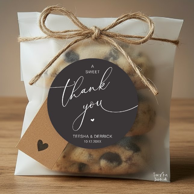 Adesivo Biscoitos de Agradecimento de Casamento Romântico (Romantic Wedding A Sweet Thank You Cookies Classic Round Sticker in charcoal grey)