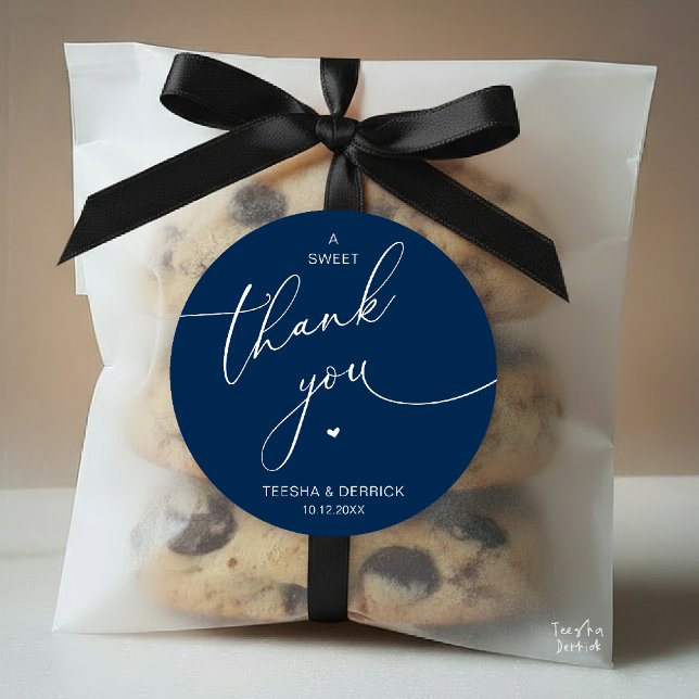 Adesivo Biscoitos de Agradecimento para Casamento Romântic (Romantic Wedding A Sweet Thank You Cookies Classic Round Sticker in navy blue)
