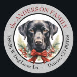 Adesivo Black Labrador Retriever Christmas Return Endereço<br><div class="desc">Um belo retrato de um cachorro preto Labrador Retriever olhando sobre uma tosse de pinheiro, morango vermelho e meia-coroa arco vermelha está no centro deste adesivo de endereço de retorno. A imagem é colocada sobre um fundo branco e enquadrada em cinzas prateadas. O texto em vermelho e preto circula a...</div>