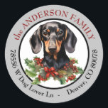Adesivo Black Tan Dachshund Dog Christmas Return Endereço<br><div class="desc">Um belo retrato de um Cão-de-Dachshund preto e bronzeado olhando sobre um buquê preto, morango vermelho e arco vermelho está no centro deste adesivo de endereço de retorno. A imagem é colocada sobre um fundo branco e enquadrada em cinzas prateadas. O texto em vermelho e preto circula a imagem no...</div>