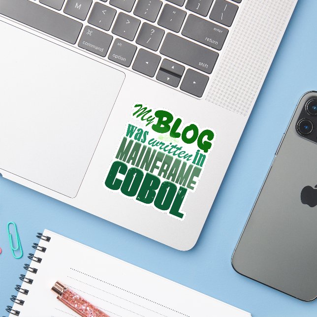 Adesivo Blog Foi Codificado em COBOL – Desenvolvedor Retro (Notebook com iPhone)