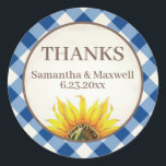 Adesivo Blue Gingham Sunflower Obrigado<br><div class="desc">Este obrigado que você favorece o adesivo foi projetado para coordenar com a coleção de girassol e gingham da VG Invites em azul e amarelo. Perfeito para fazer casamentos de churrasco. Para ver mais designs de churrasco no verão como este,  visite www.zazzle.com/vginvites</div>