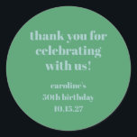 Adesivo Blue Green Modern Custom 50th Birthday Obrigado<br><div class="desc">Bold Blue Verde Simples Personalizado Moderno 50º Aniversário Obrigado Clássico Adesivo Redondo</div>