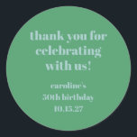 Adesivo Blue Green Modern Custom 50th Birthday Obrigado<br><div class="desc">Bold Blue Verde Simples Personalizado Moderno 50º Aniversário Obrigado Clássico Adesivo Redondo</div>