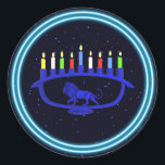 Adesivo Blue Lion Menorah<br><div class="desc">Uma menorah Chanukkah azul,  com um tema de leão,  com velas acesas sobre fundo estrelado.</div>