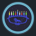 Adesivo Blue Lion Menorah<br><div class="desc">Uma menorah Chanukkah azul,  com um tema de leão,  com velas acesas sobre fundo estrelado.</div>