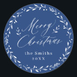 Adesivo Blue Modern script Merry Christmas Holiday Gift<br><div class="desc">A elegante e alegre escritura natalícia e folhas botânicas em cor azul de fundo,  moderna e simples. Excelente personalizado minimalista e alegre adesivos de Natal</div>