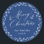 Adesivo Blue Modern script Merry Christmas Holiday Gift<br><div class="desc">A elegante e alegre escritura natalícia e folhas botânicas em cor azul de fundo,  moderna e simples. Excelente personalizado minimalista e alegre adesivos de Natal</div>