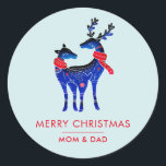 Adesivo Blue Nordic Christmas Reindepaer<br><div class="desc">Etiquetas de Natal personalizadas com um fundo azul-esverdeado claro. Ilustrado com um par de veados escandinavos vestindo lenços vermelhos. Com marcas decorativas em seus corpos.</div>