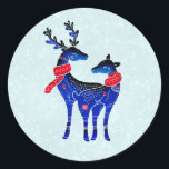 Adesivo Blue Nordic Christmas Reindepaer<br><div class="desc">Um adesivo com um fundo verde-claro e branco com aspecto de neve. Ilustrado com um par de veados escandinavos vestindo lenços vermelhos. Com marcas decorativas em seus corpos.</div>