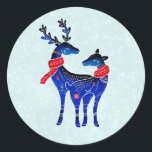 Adesivo Blue Nordic Christmas Reindepaer<br><div class="desc">Um adesivo com um fundo verde-claro e branco com aspecto de neve. Ilustrado com um par de veados escandinavos vestindo lenços vermelhos. Com marcas decorativas em seus corpos.</div>