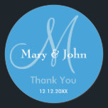 Adesivo Blue Obrigado Monograma Vinheta<br><div class="desc">Vinhetas iniciais com noiva e nome noivo, data de casamento e obrigado mensagem para expressar sua gratidão no dia do seu casamento ou em qualquer ocasião especial. .Mais cores estão disponíveis para sua escolha. Você também pode personalizar a cor e a fonte usando o botão personalizar o recurso abaixo do...</div>