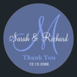 Adesivo Blue Obrigado Monograma Vinheta<br><div class="desc">Vinhetas iniciais com noiva e nome noivo, data de casamento e obrigado mensagem para expressar sua gratidão no dia do seu casamento ou em qualquer ocasião especial. Este adesivo de casamento monograma está em cor azul. Mais cores estão disponíveis para sua escolha. Você também pode personalizar a cor e a...</div>