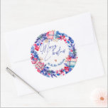 Adesivo Blue Red Christmas Wreath<br><div class="desc">Vinheta redonda azul vermelha de inverno clássico. Abraçar o espírito festivo nesta época de férias com o nosso maravilhoso "Blue Red Christmas Wreath Classic Round Sticker". Perfeito para adicionar um toque de charme sazonal aos seus presentes, decorações ou cartões de natal personalizados, este adesivo maravilhosamente desenhado captura a essência da...</div>