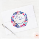 Adesivo Blue Red Christmas Wreath<br><div class="desc">Vinheta redonda azul vermelha de inverno clássico. Abraçar o espírito festivo nesta época de férias com o nosso maravilhoso "Blue Red Christmas Wreath Classic Round Sticker". Perfeito para adicionar um toque de charme sazonal aos seus presentes, decorações ou cartões de natal personalizados, este adesivo maravilhosamente desenhado captura a essência da...</div>