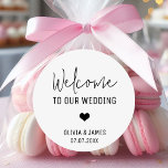 Adesivo Boas-vindas ao casamento minimalista<br><div class="desc">Nomes de Boas-Vindas Data Doces Desserts Favorece Adesivo redondo clássico</div>