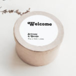 Adesivo Boas-vindas ao moderno Retro Lettering<br><div class="desc">Este moderno retrorreflector, bem-vindo ao casamento, é perfeito para o seu único e simples casamento boêmico de verão. A inscrição é um na moda preto, fonte chic 70's boho que dá a este design clássico vibração mínima hippie hippie. Você pode adicionar seus próprios gráficos ou imagens se quiser personalizá-los. Por...</div>