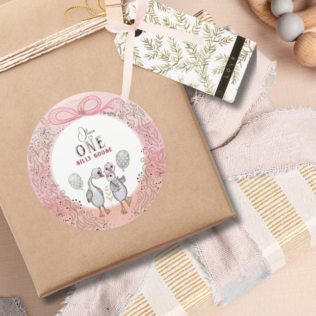 Adesivo Bobo Goose Família Rosa e primeiro aniversario Arc (Silly Goose Family Pink & Bow 1st Birthday Classic Round Sticker)
