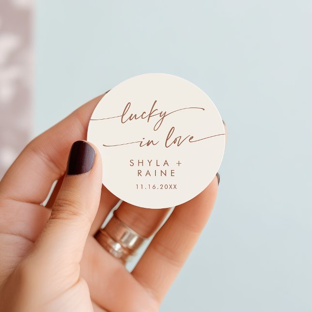 Adesivo Boho Chic Bohemian Cream Lucky In Love Favor (Boho Chic Bohemian Cream Lucky In Love Favor Classic Round Sticker)