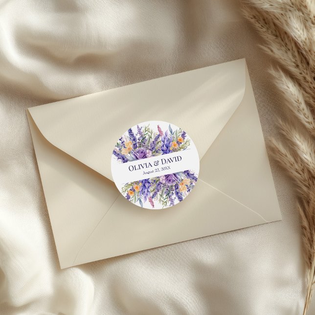 Adesivo Boho Lilás Aquarela Casamento de Flores Silvestres (Boho Lilac Watercolor Wildflower Wedding Classic Round Sticker on a small envelope.)