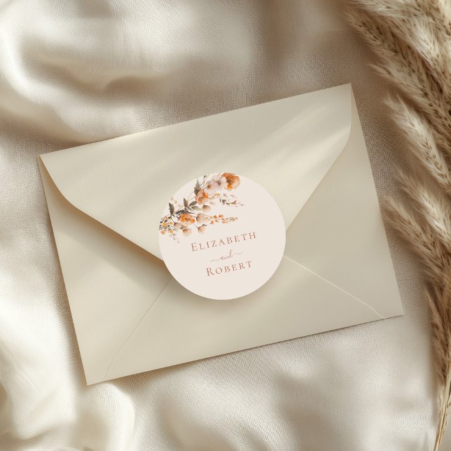 Adesivo Boho Terracota Laranja Queimado Flores Silvestres  (Boho Terracotta Burnt Orange Wildflowers Wedding Classic Round Sticker on a wedding envelope)