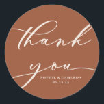 Adesivo Boho Terracotta Calliografia Casamento Obrigado<br><div class="desc">Enviar obrigados com este obrigado de script personalizável que você cola. Apresenta caligrafia moderna e tipografia clássica com fundo de terracota. Personalize este obrigado de script que você cola adicionando seus próprios detalhes. Este cartões de agradecimentos será perfeito para favores de casamento e como um selo de envelope.</div>