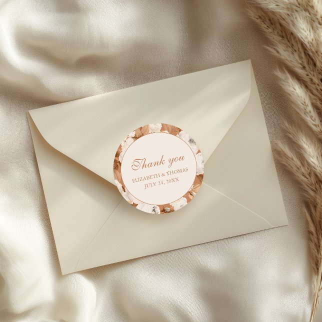 Adesivo Boho Terracotta e Cream Peonies Obrigado (Boho Terracotta and Cream Peonies Thank You Classic Round Sticker on a wedding envelope.)