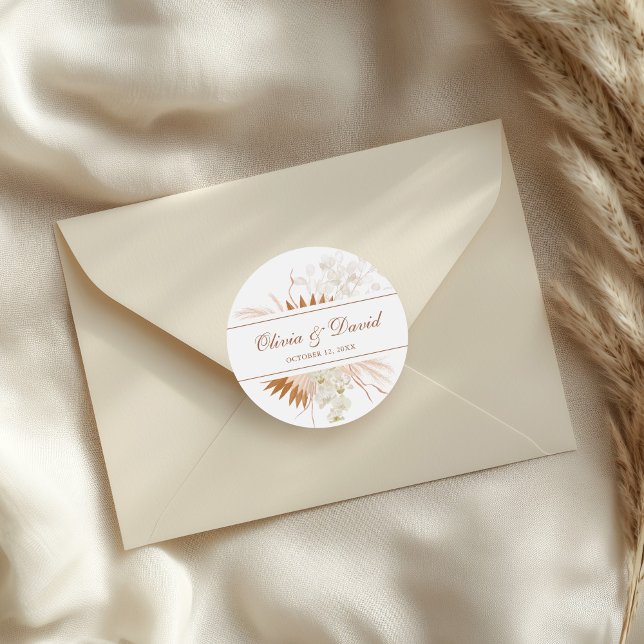 Adesivo Boho Terracotta Pampas Casamento de Orquídea de Gr (Boho Terracotta Pampas Grass Orchid Wedding Classic Round Sticker on a wedding envelope.)