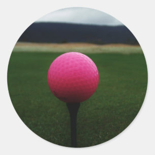 Adesivo Bola de Golfe Rosa em campo de golfe na montanha