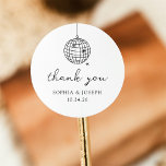 Adesivo Bola Disco Minimalista | Casamento Negro e Branco<br><div class="desc">Estes adesivos elegantes,  negros e brancos,  de casamento ou chá de panela apresentam um estilo moderno e minimalista,  com um roteiro manuscrito que diz "obrigado você",  assim como texto clássico. Uma bola retrô,  desenhada à mão,  aparece em uma ilustração sutil.</div>