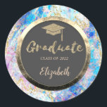 Adesivo Boné de Formando Dourado brilhante,Confetti,Opal H<br><div class="desc">Boné de formatura brilhante,  moldura de confete e círculo dourado com o seu nome.</div>
