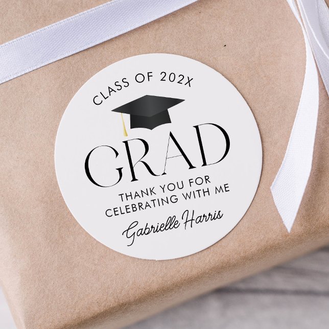 Adesivo Boné de formatura preto e branco moderno (Modern Black and White Graduation Cap Classic Round Sticker)