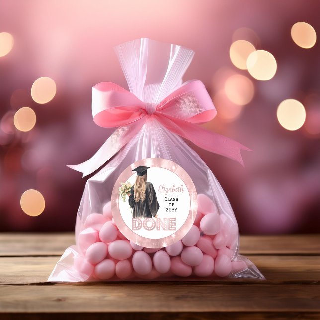 Adesivo Boné e palhaço | Florestas rosa feitas (Girl Graduate in Cap and Gown with Floral Bouquet and Faux Pink Sparkles "DONE" Graduation Stickers)