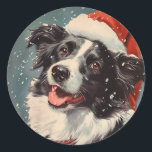 Adesivo Border Collie Christmas<br><div class="desc">Uma cena emocionante se desdobra na frente deste cartão festivo de Natal, com um charmoso "Border Collie" enfeitado com um chapéu alegre de Papai Noel. O amigo furioso olha com olhos brilhantes e cheios de alma, irradiando a alegria e antecipação da época de férias. O chapéu de Papai Noel tocou...</div>