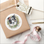 Adesivo Border Collie Christmas Wreath Festivo Pup<br><div class="desc">Procurando o presente de Natal perfeito para seu amigo peludo? Nosso presente de Natal é o que você precisa! Com um tema de Natal encantador, é o presente ideal para o seu querido animal de estimação. Quer você seja uma mãe de cachorro, pai de cachorro, ou simplesmente um amante de...</div>